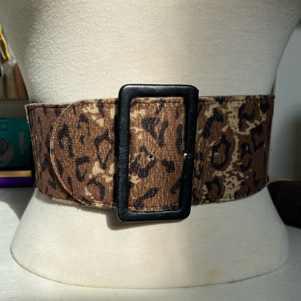 3 for 15$! Wide Leopard print and black elastic belt with large buckle. Size S/M
